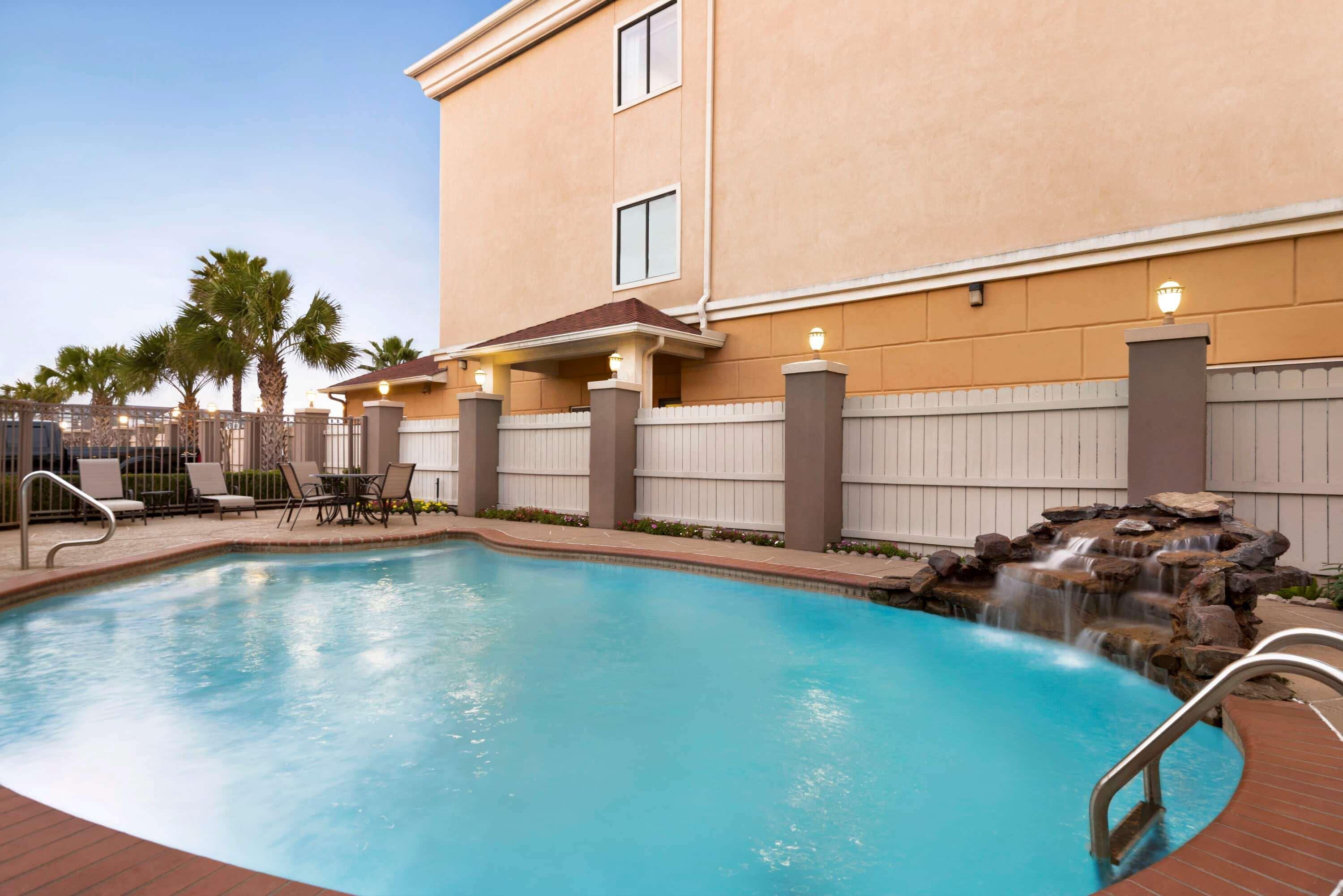 Days Inn & Suites By Wyndham Houston Hobby Airport Екстер'єр фото